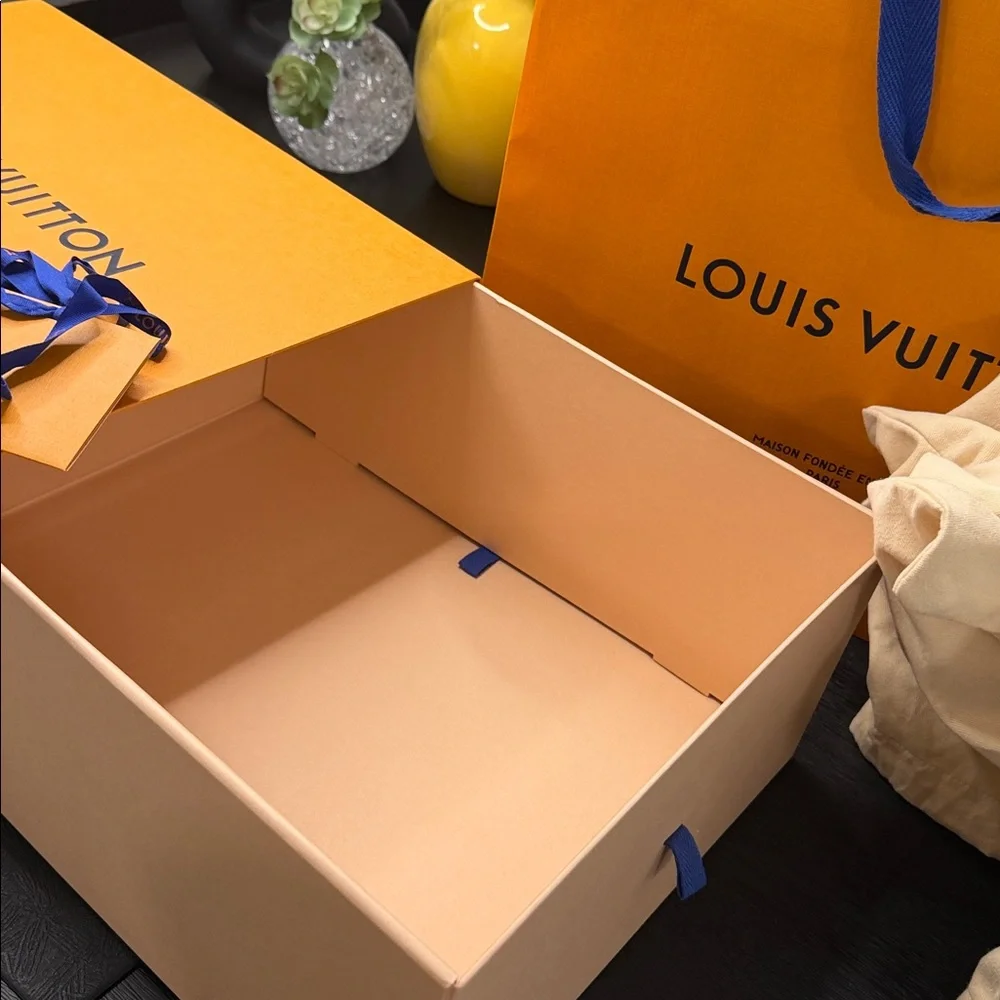 Louis Vuitton Orange Box with Blue Ribbon and Two Dust Bags in great condition - Picture 7 of 10
